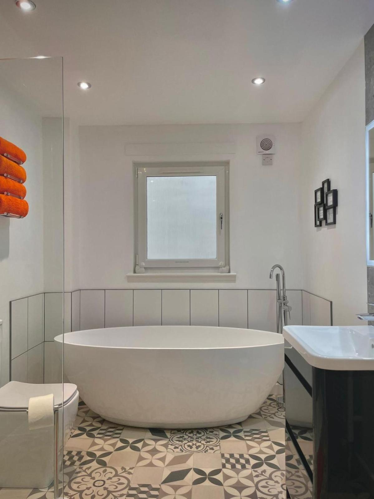 Bright 2-Bedroom Apartment With Parking In Montrose Extérieur photo