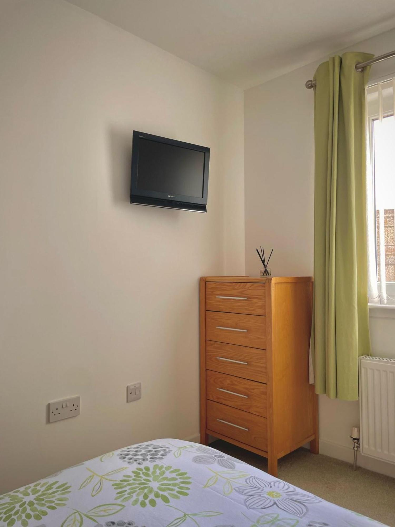 Bright 2-Bedroom Apartment With Parking In Montrose Extérieur photo