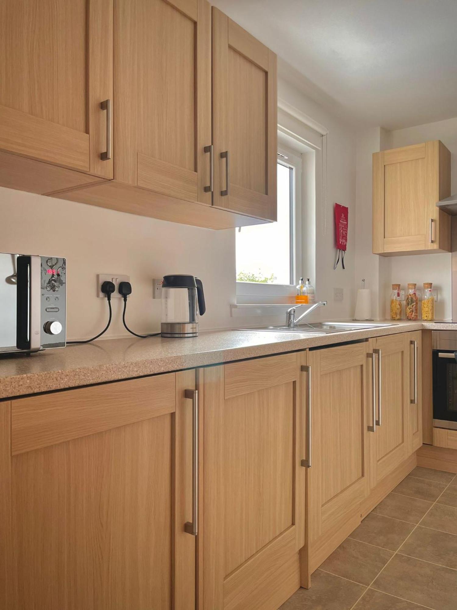 Bright 2-Bedroom Apartment With Parking In Montrose Extérieur photo