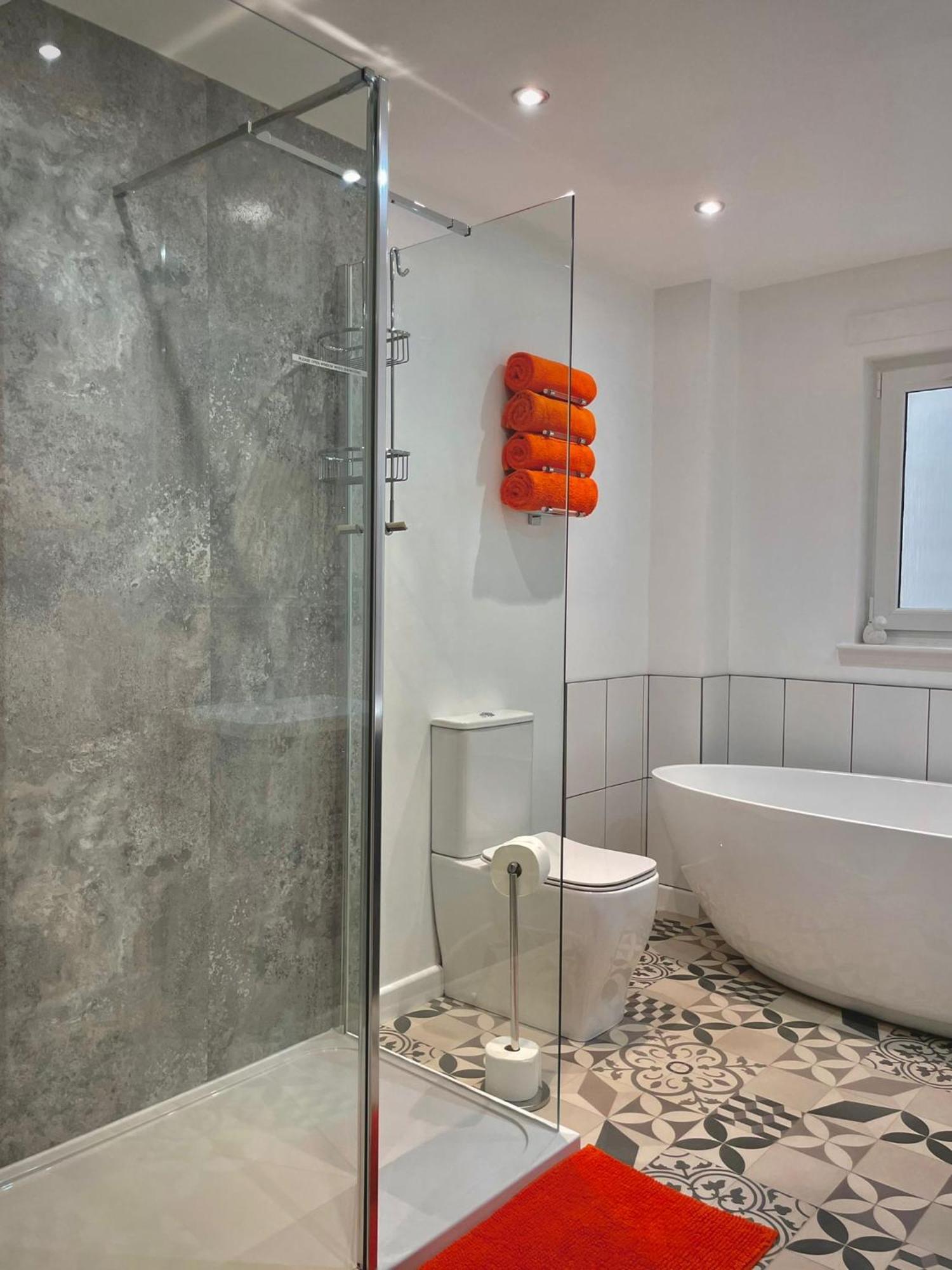 Bright 2-Bedroom Apartment With Parking In Montrose Extérieur photo