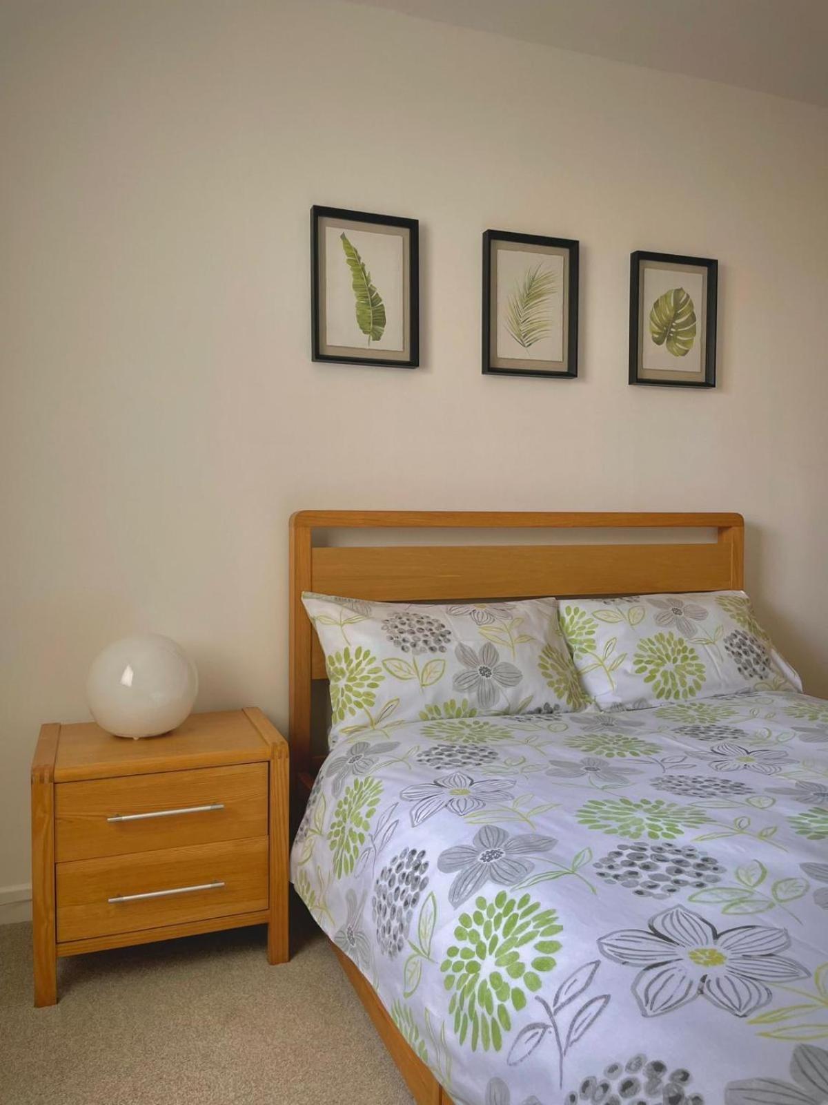 Bright 2-Bedroom Apartment With Parking In Montrose Extérieur photo
