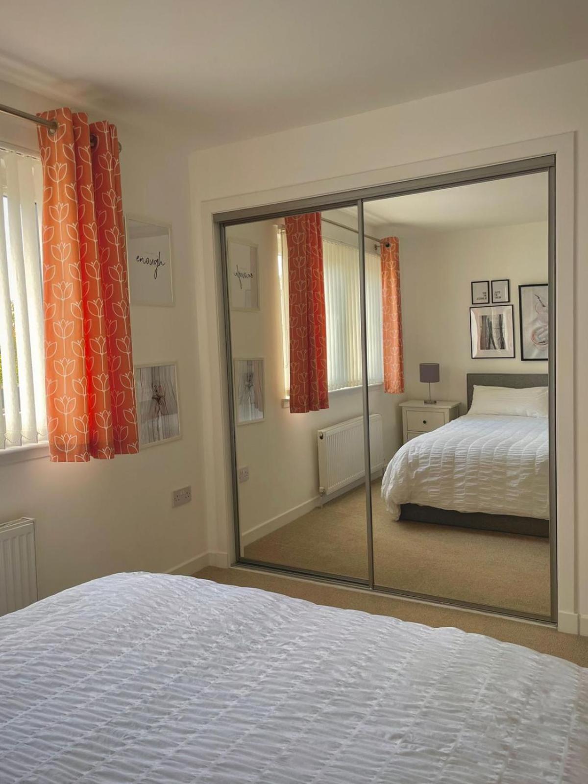 Bright 2-Bedroom Apartment With Parking In Montrose Extérieur photo