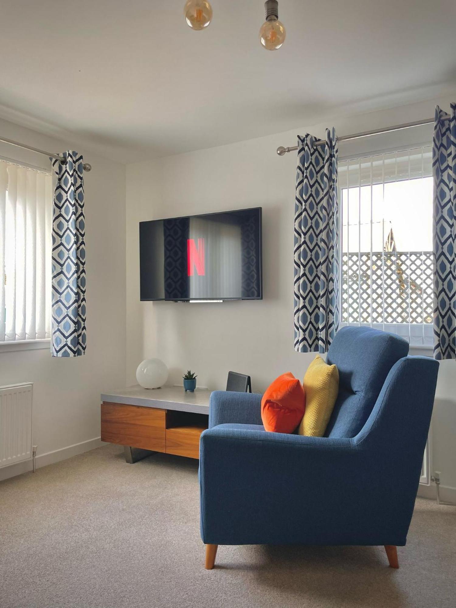 Bright 2-Bedroom Apartment With Parking In Montrose Extérieur photo